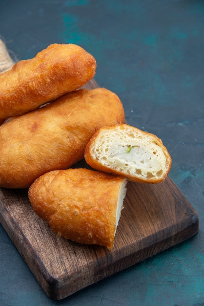 Tartes de pão com recheio em uma superfície azul escura torta de torta assar massa de refeição