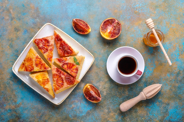 Tatin francês delicioso da galdéria da sobremesa com laranja pigmentada.