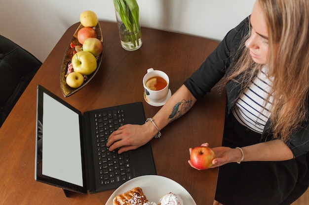 Tatuado, mulher, laptop, topo, vista