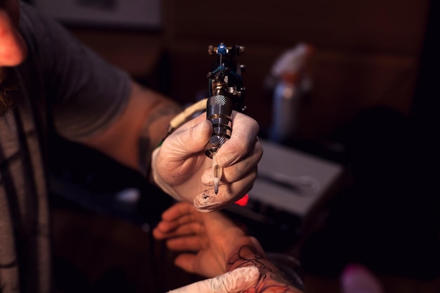 Tatuador está terminando sua tatuagem profissional para cliente