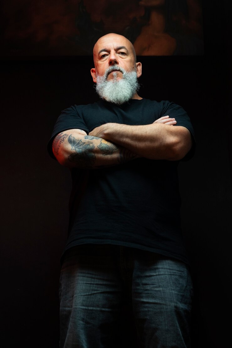 Foto grátis tatuador experiente em frente ao seu estúdio