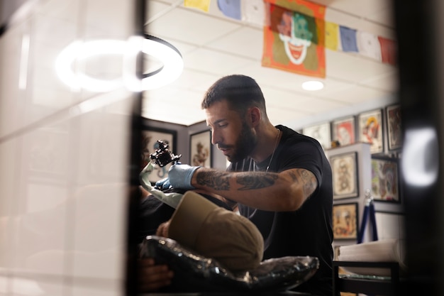 Tatuador fazendo seu trabalho de tiro médio