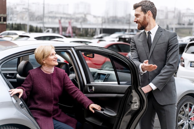 Taxista e cliente interagindo de maneira formal