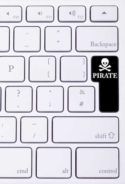 Teclado com palavra e símbolo pirata. download e torrent ilegal