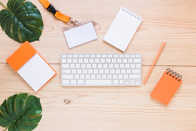 Teclado com papel de parede na área de trabalho de madeira