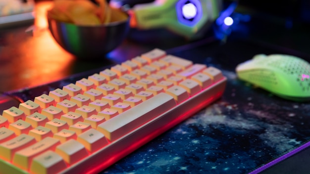 Foto grátis teclado de alto ângulo com luzes