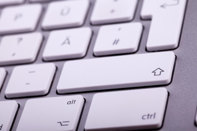 Teclado de alumínio branco em close-up. Tecnologia e comunicação