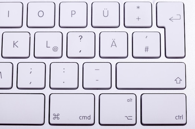 Teclado de alumínio branco em close-up. Tecnologia e comunicação