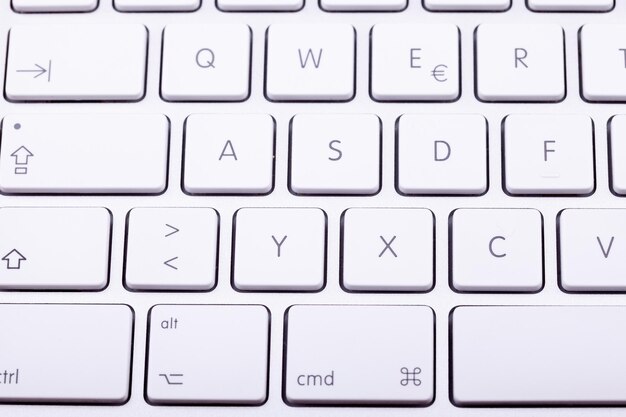 Teclado de alumínio branco em close-up. Tecnologia e comunicação