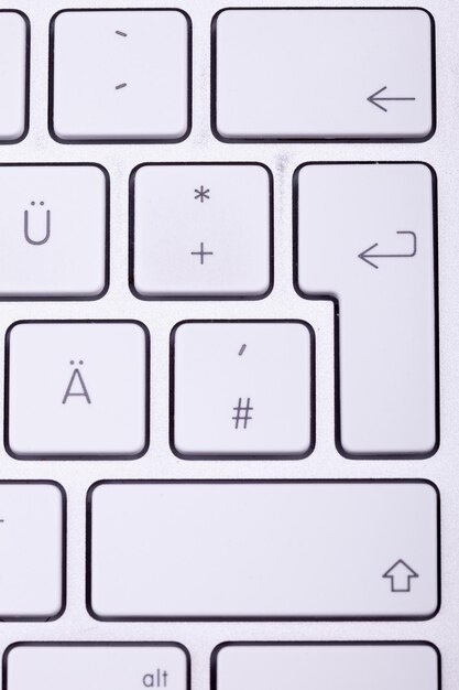 Teclado de alumínio branco em close-up. Tecnologia e comunicação