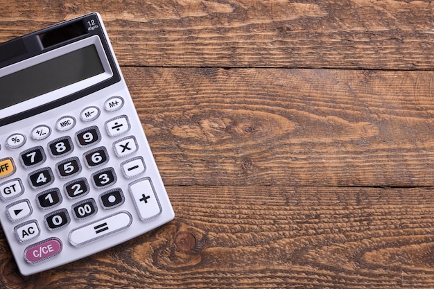 Teclado de calculadora em um fundo de piso de madeira. vista do topo. copiar espaço