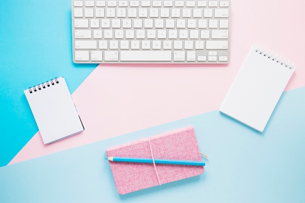 Foto grátis teclado e notebooks na área de trabalho aconchegante