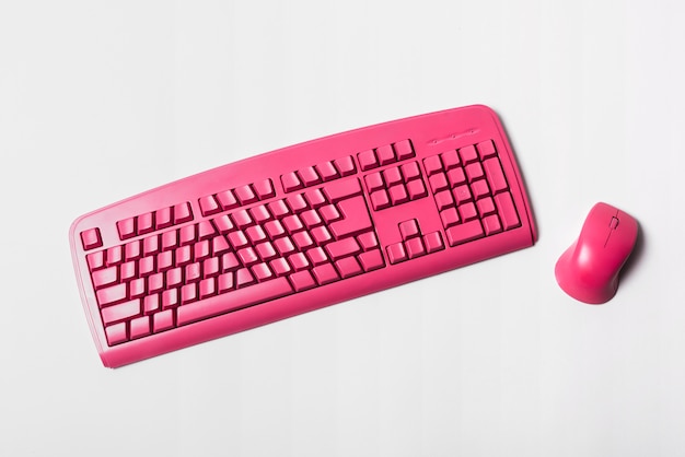 Teclado e rato rosa