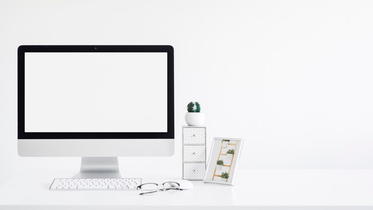 Foto grátis teclado perto de monitor, moldura, cactos e óculos na mesa