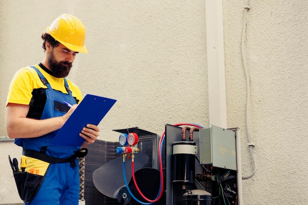 Técnico à procura de fugas de refrigerante