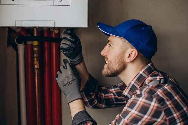 Técnico ajustando o sistema de aquecimento da casa