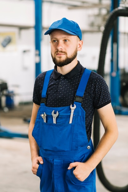 Técnico barbudo na garagem