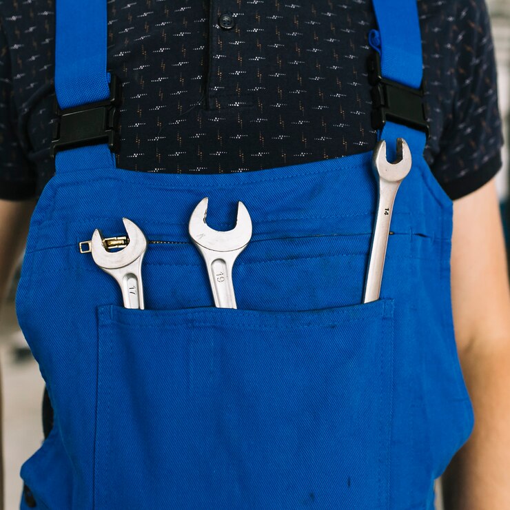 Foto grátis técnico de uniforme com chaves