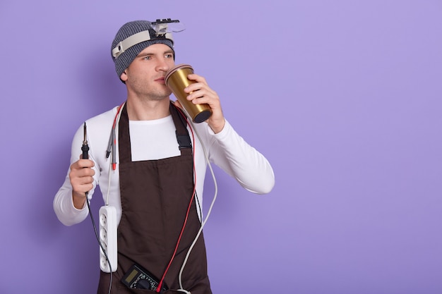 Técnico descansando depois de reparar o hardware do computador no laboratório