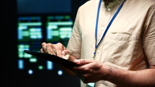 Foto grátis técnico fazendo verificação do hub do servidor