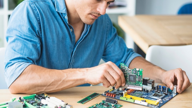 Técnico masculino que monta o equipamento de hardware