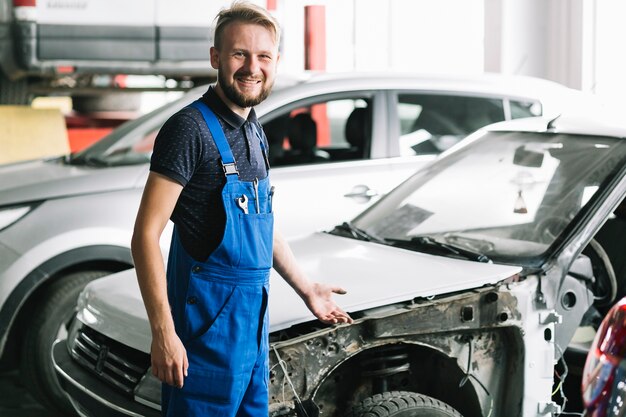 Técnico sorrindo na garagem