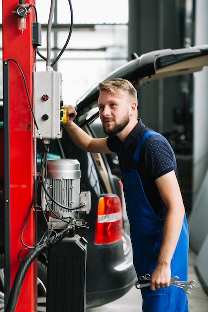 Técnico, usando, equipamento, em, garagem