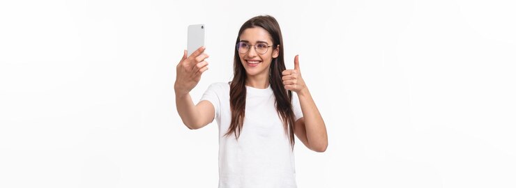 Foto grátis tecnologia de comunicação e retrato do conceito de estilo de vida de uma garota caucasiana sorridente e feliz em gl