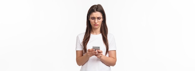 Foto grátis tecnologia de comunicação e retrato do conceito de estilo de vida de uma jovem perturbada e confusa lendo