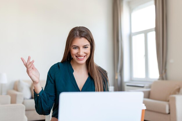 Tecnologia de trabalho remoto e conceito de pessoas feliz sorridente jovem empresária com computador portátil e papéis trabalhando em home office