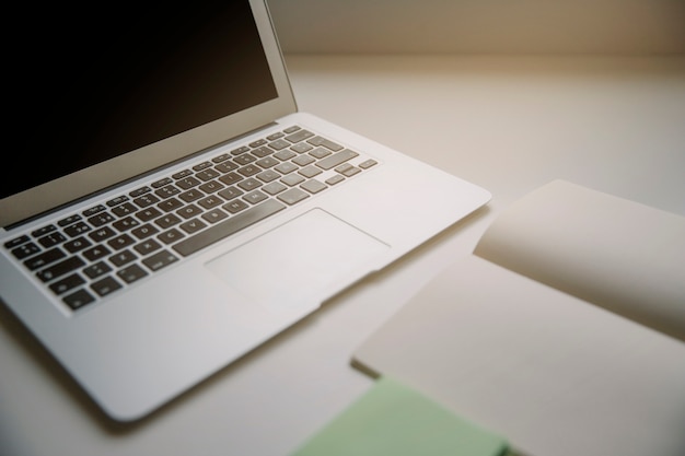 Foto grátis tecnologia e conceito de mesa com laptop