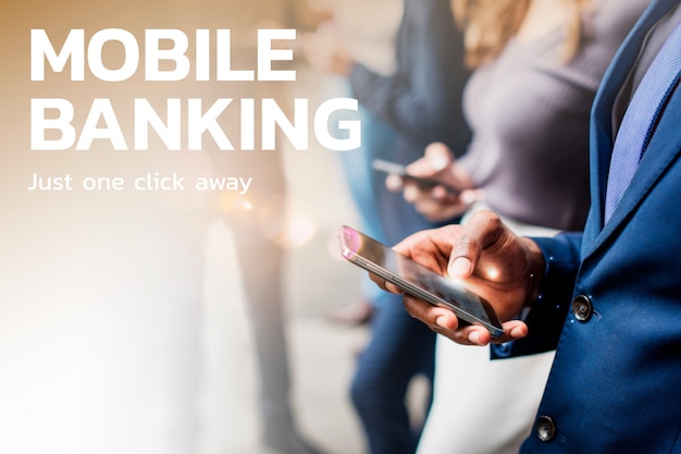 Tecnologia financeira de banco móvel com pessoas usando planos de fundo de telefones