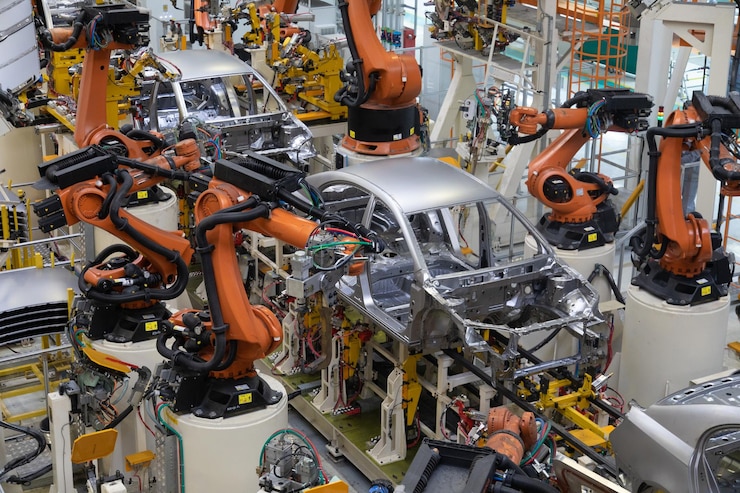 Foto grátis tecnologia moderna de montagem de carros a fábrica da indústria automotiva loja para a produção e montagem de máquinas vista superior o processo de soldagem de peças do carro