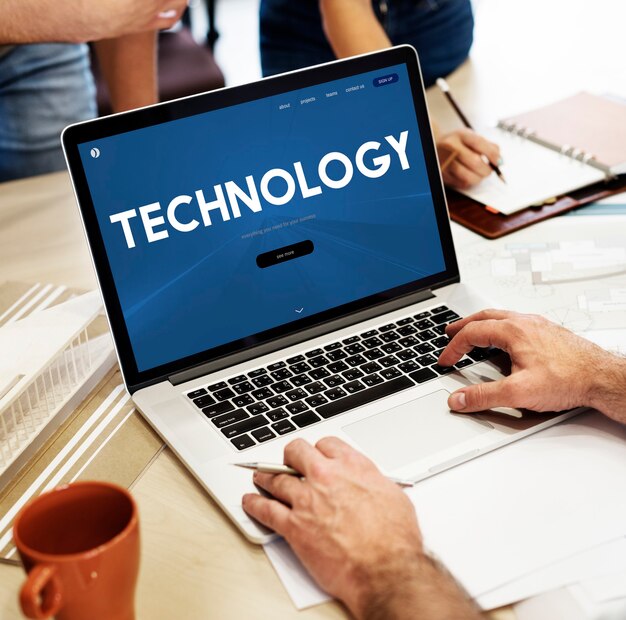 Tecnologia online com um laptop