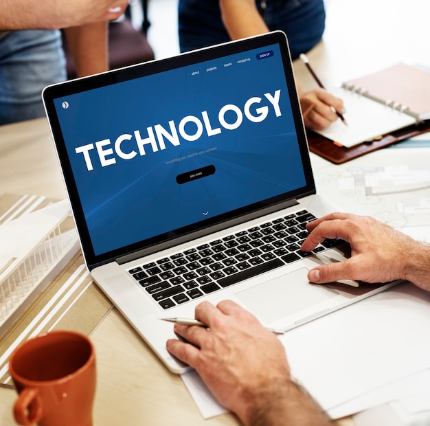 Tecnologia online com um laptop