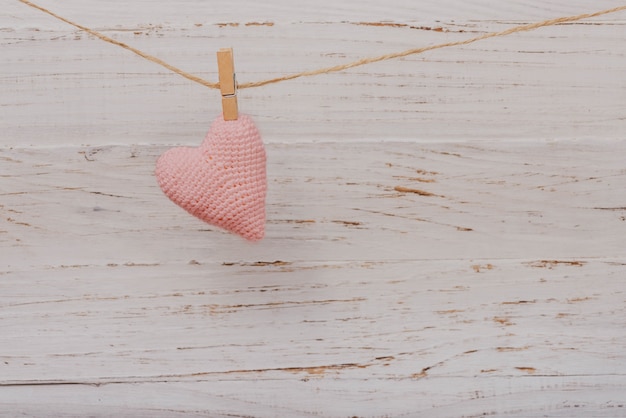 Foto grátis teddy coração pendurado em uma corda