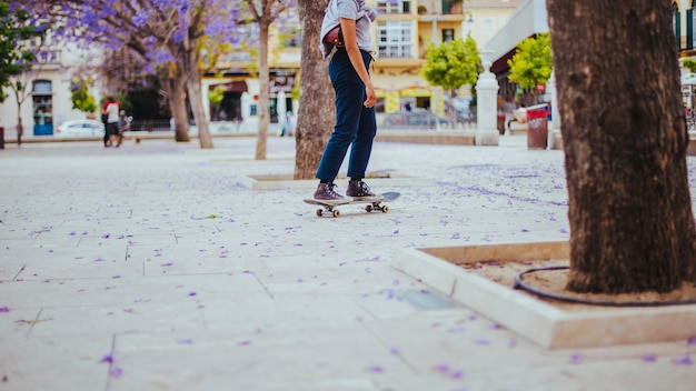 Foto grátis teen andar de skate no pavimento