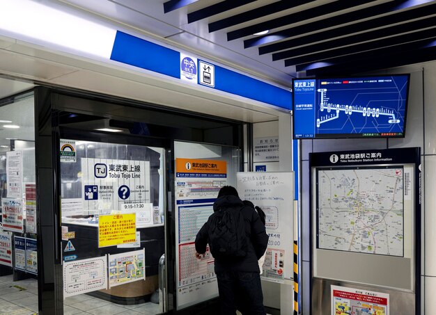 Tela de exibição de informações de passageiros do sistema de metrô japonês