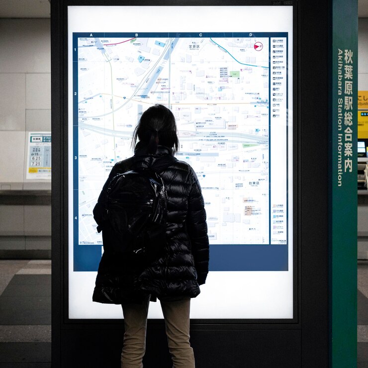 Foto grátis tela de exibição de informações de passageiros do sistema de metrô japonês