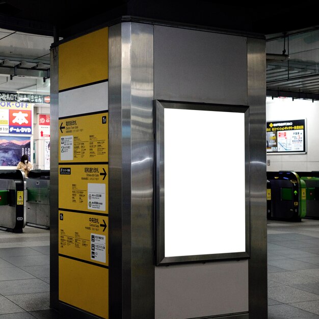 Tela do sistema de trem do metrô japonês para informações do passageiro
