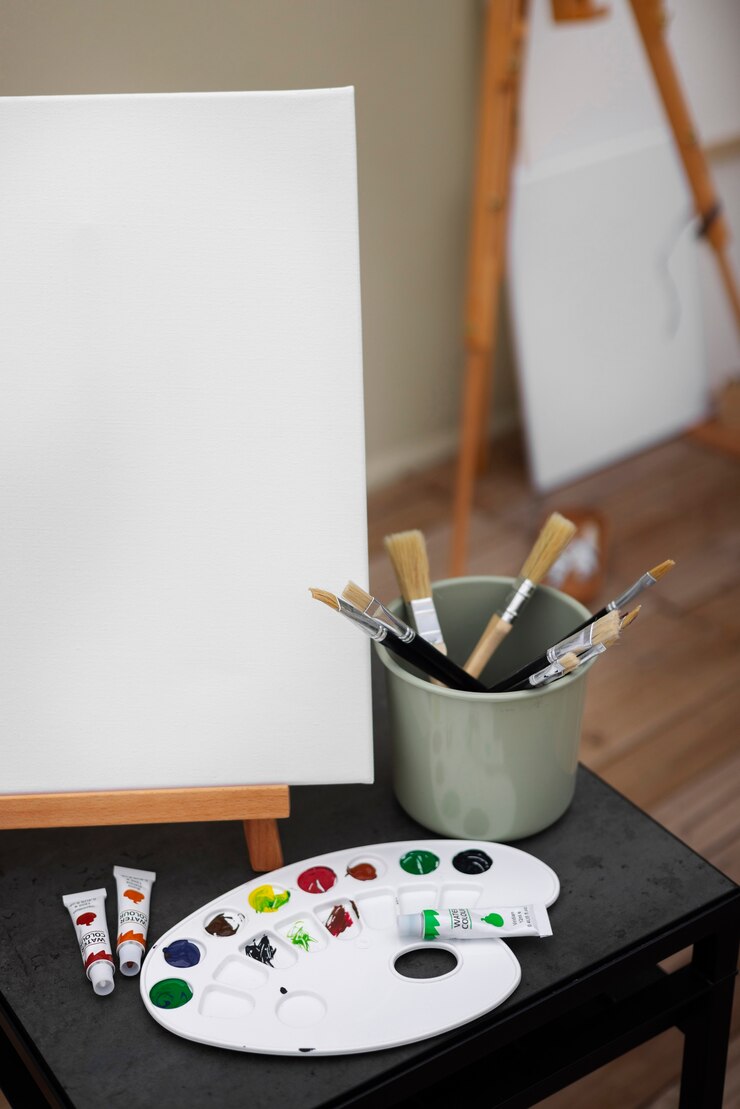 Foto grátis tela em branco para pintar dentro de casa natureza morta