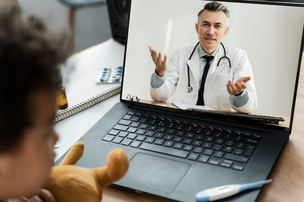 Foto grátis teleconsulta médica para paciente doente em casa