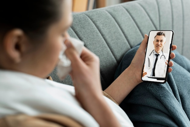 Teleconsulta médica para paciente doente em casa