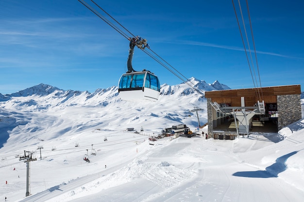 Teleférico com teleférico em área montanhosa