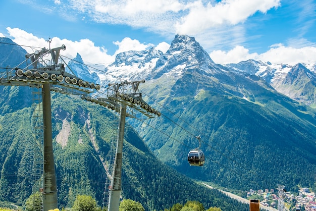 Teleférico ou gôndola para o topo das montanhas em dombai, no cáucaso