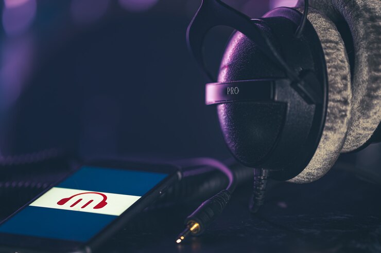 Foto grátis telefone com ícone da música e fones de ouvido no fundo desfocado, conceito de escuta de música, espaço de cópia.