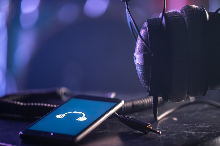 Foto grátis telefone com ícone da música e fones de ouvido no fundo desfocado, conceito de escuta de música, espaço de cópia.