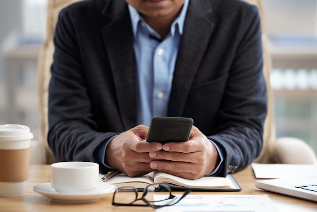 Foto grátis telefone de verificação do empresário