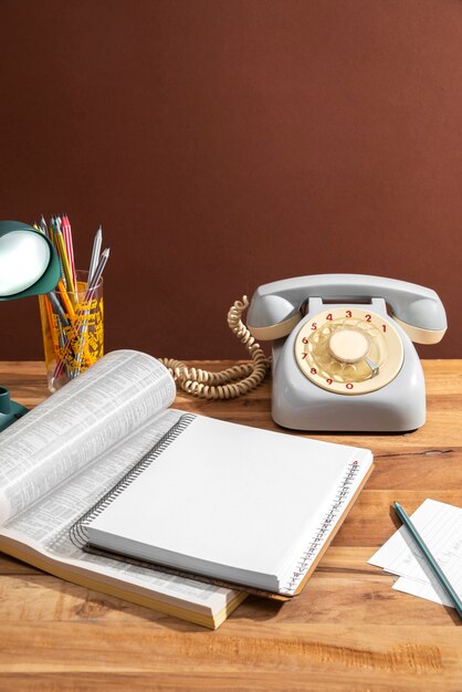 Telefone e livros de alto ângulo
