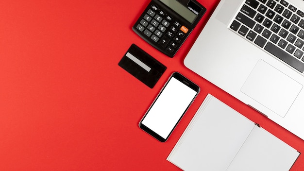 Telefone mock up e mesa coisas com espaço de cópia